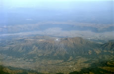 阿蘇カルデラと噴気を上げる中岳火口。
